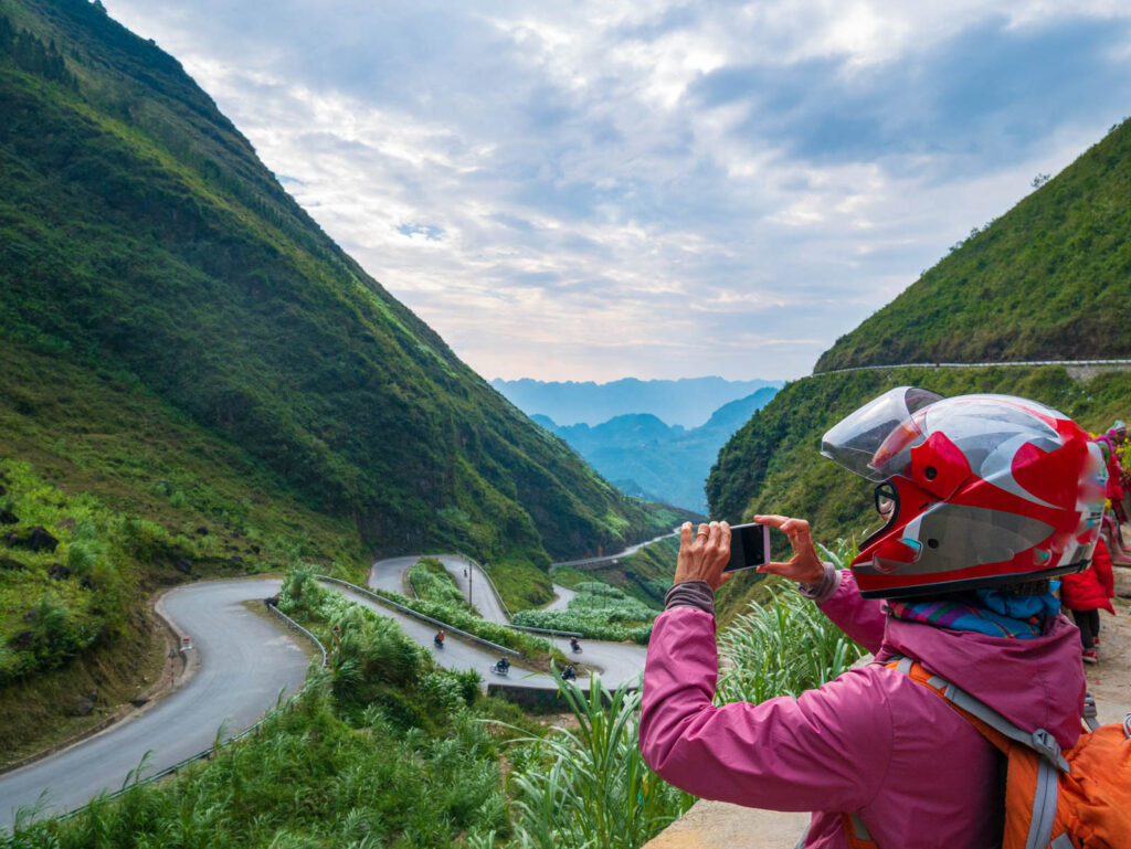 Ha Giang - Women Picturing Horse Pass - Fareast247