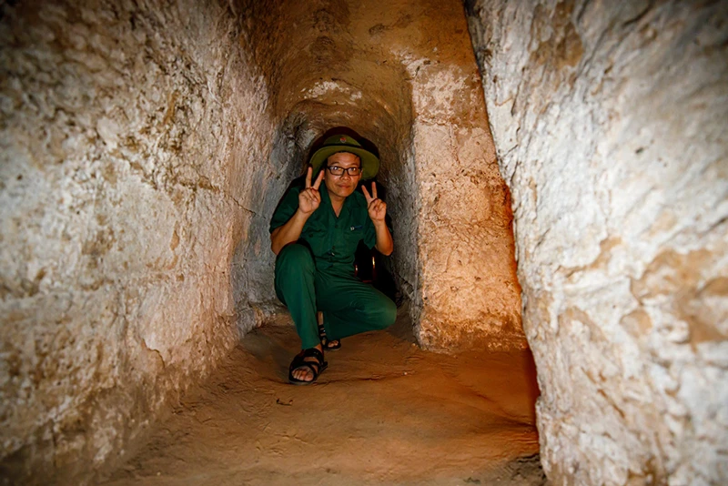Cu-Chi---Soldier-in-Tunnel---NS---- Fareast247