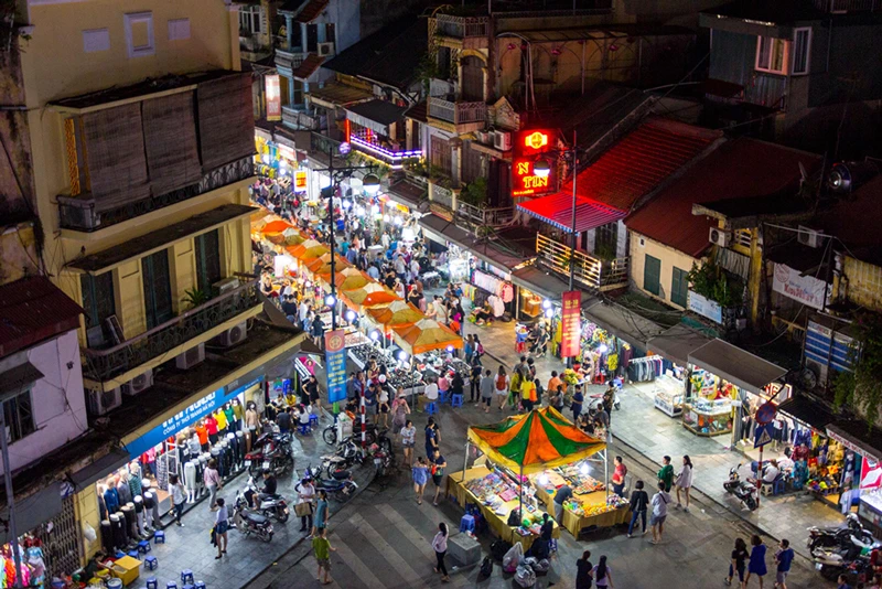 Hanoi---Walking-Street-Night-Old-Quarter-Pople-Shoping-Night-Market---NS---Fareast247