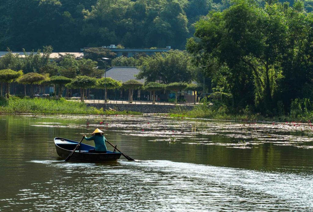 Ninh Binh - Birds Park Vietnamese Lady Women Siling River Boat - fareast247