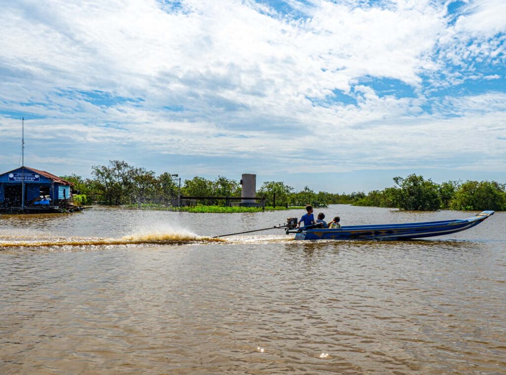 Tonle Sap - Natives Boat fareast247