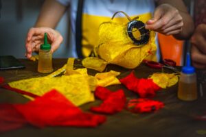 People,Are,Making,A,Lanterns - Fareast247